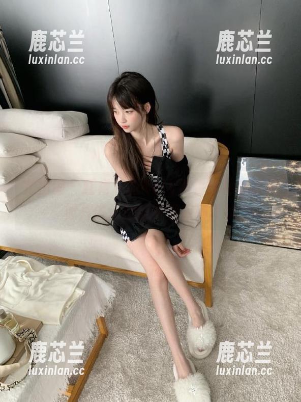 尤物馆 - 红裙下的Kely香香：用写真和照片讲述她的时尚故事.txt