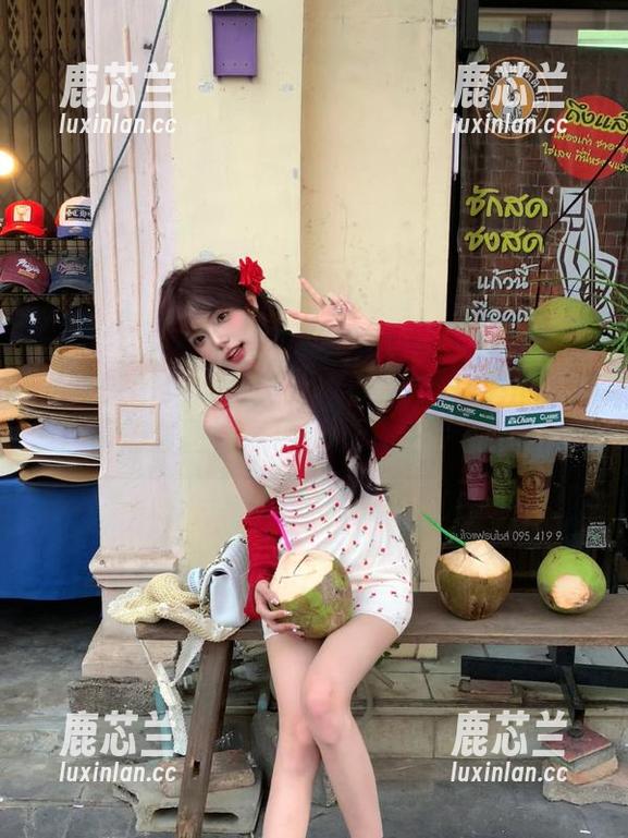 尤物馆 - 细节至美：孟狐狸FoxYini裤里丝高清套图，展现她的个性与气质.txt