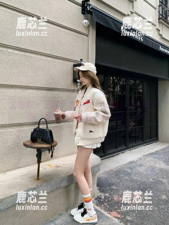 尤物馆-木木hanna 尤物馆 - 沉醉于木木hanna制服的私房美图,原图展现她的多样风格.txt