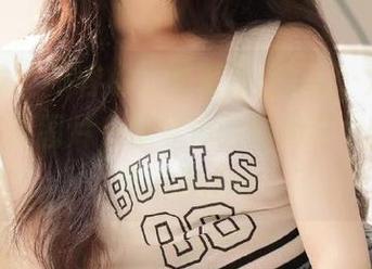 尤蜜荟 - 不容错过的更新：Egg-尤妮丝空姐写真图片，带你体验时尚与个性的完美结合.txt