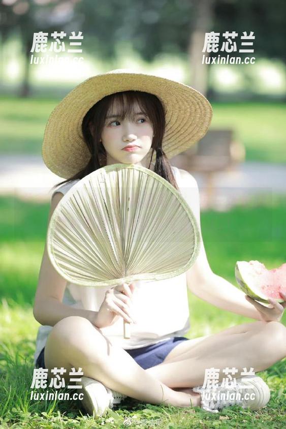 尤蜜荟 - 玥儿玥er高清写真，每一张长腿照片都散发着甜美气息～.txt