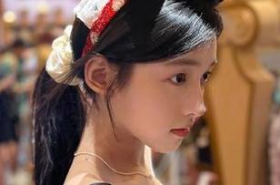 异思趣向 - 小宝黑色吊带袜：最新作品集，诠释时尚与个性的极致对话.txt
