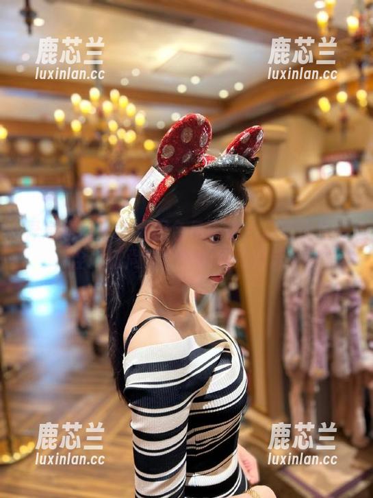 异思趣向 - 小宝黑色吊带袜：最新作品集，诠释时尚与个性的极致对话.txt