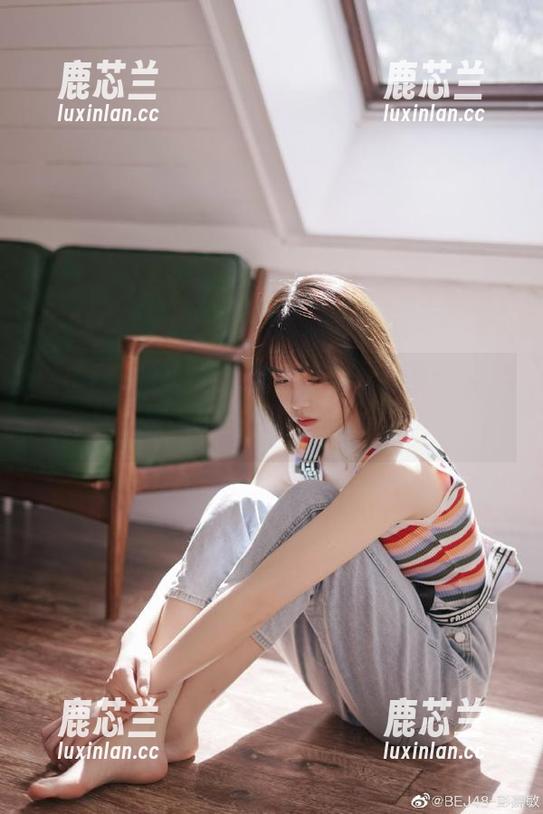 微密圈 - 独特视角解析张鑫baby制服写真，原图更新带你领悟美感.txt