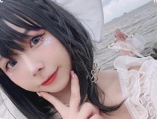 略显尴尬的“无颜小天使wy”内衣私房写真图包，一起傻笑吧！.txt