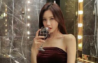 果团网 - 周大萌私拍礼服合集：让我们一同欣赏她如何玩转每一件礼服.txt