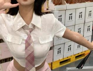 微密圈 - 探索桃沢樱呀的迷人礼服，精选套图合集带您领略她的风采.txt