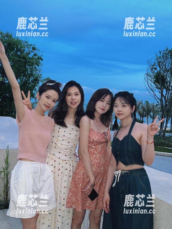 梦丝女神 - 莹仙女高清制服套图，带你领略不一样的时尚风采.txt