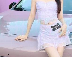森萝财团 - 定制白裙写真：Sia的时尚实验，挑战传统审美极限.txt