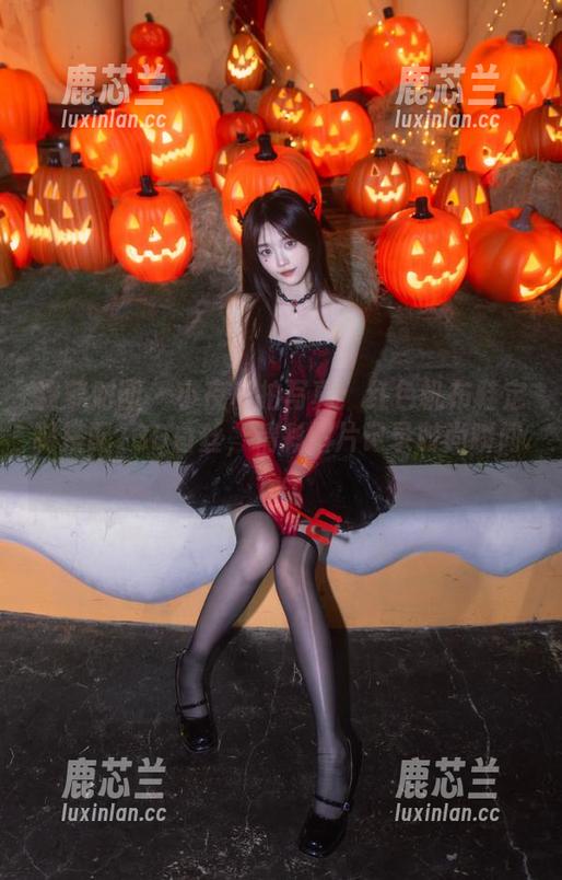 森萝财团 - 小夜私拍写真：红色帆布鞋定制搭配13D白丝，精彩图片记录时尚瞬间.txt
