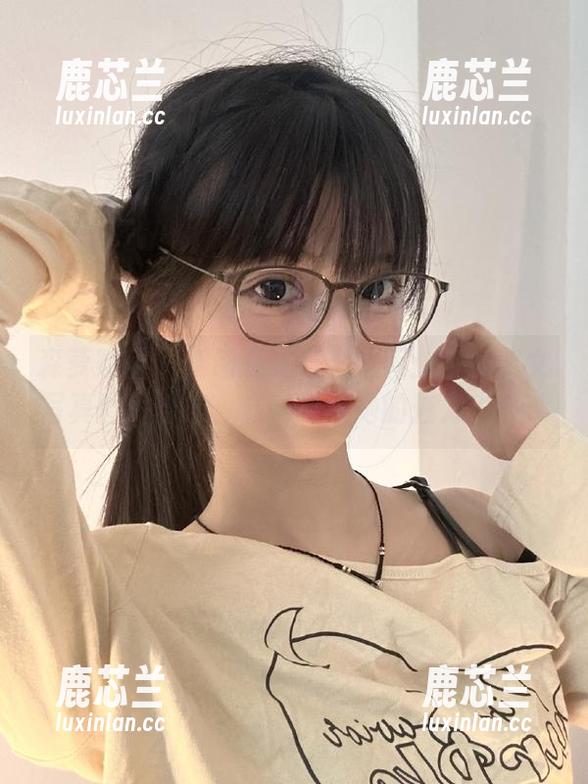 森萝财团 - 舞动在光与影之间：小梓修女写真图片合集，谁能抵挡她的魅力？.txt
