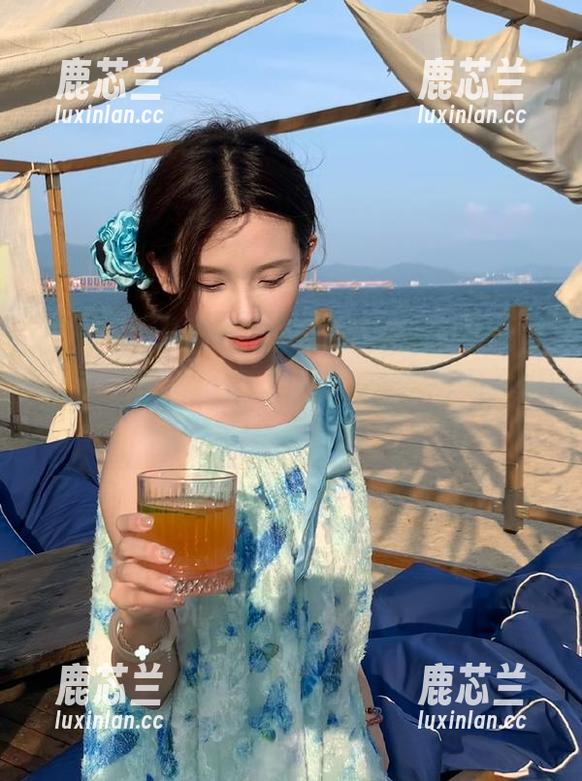 模范学院 - 感受Abby王乔恩的魅力：精选吊带作品集，带你畅游她的时尚与艺术旅程！.txt
