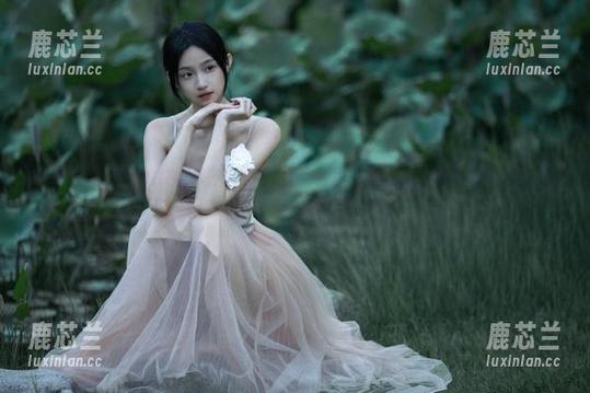 模范学院 - 看SiByl李思宁兔女郎写真，带回家的梦幻壁纸灵感.txt
