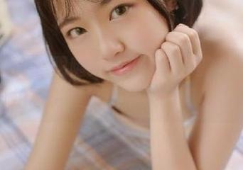 模范学院 - 跟随艾莉Evelyn的步伐：她的自拍写真集原图展现无限风情.txt