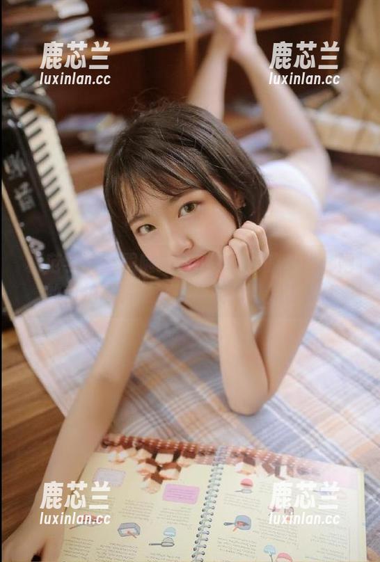 模范学院-艾莉Evelyn 模范学院 - 跟随艾莉Evelyn的步伐:她的自拍写真集原图展现无限风情.txt