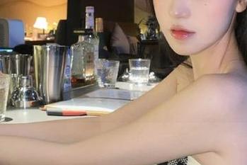 模范学院 - 精致优雅，陈一涵比基尼套图作品捕捉夏日的动人瞬间.txt