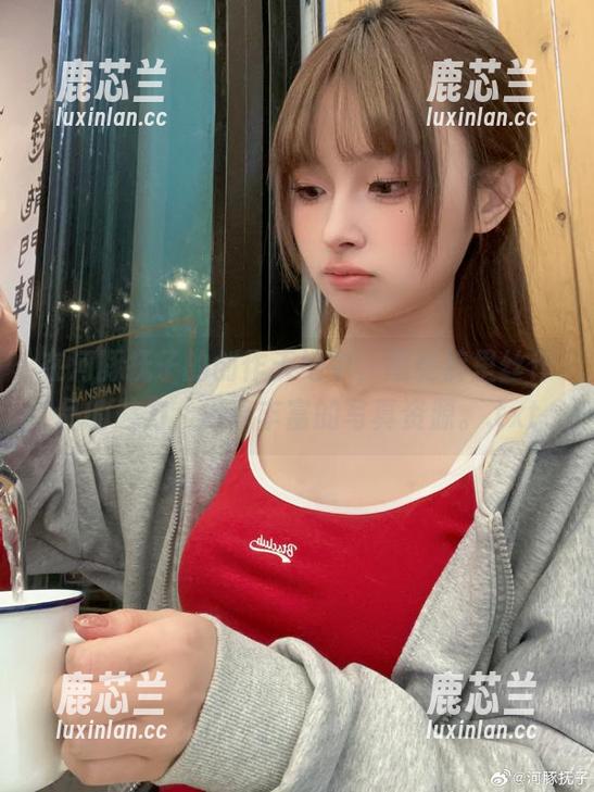 在河豚抚子的创作天地中，感受裤里丝作品的魅力，尽享丰富的写真资源。.txt