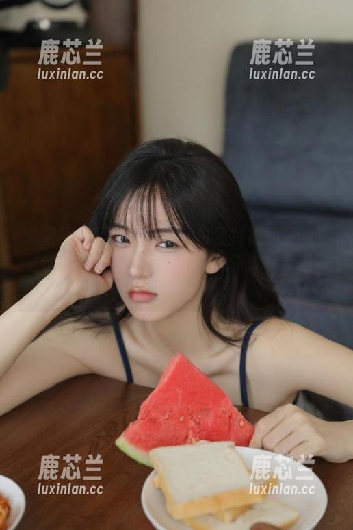 爱蜜社 - 尽情欣赏酥小白独特视角下的裤里丝套图作品，感受她的创作灵感与魅力！.txt