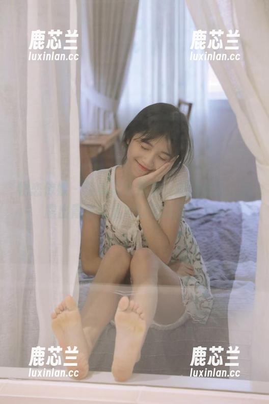 物恋传媒 - 菜菜写真精选：美腿篇章，流露出青春与活力的无限可能.txt