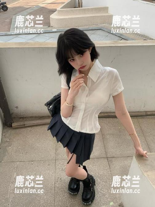 猎女神 - 陈迪娅的童颜写真合集，宛如时光停驻的经典套图，令人陶醉与回味.txt