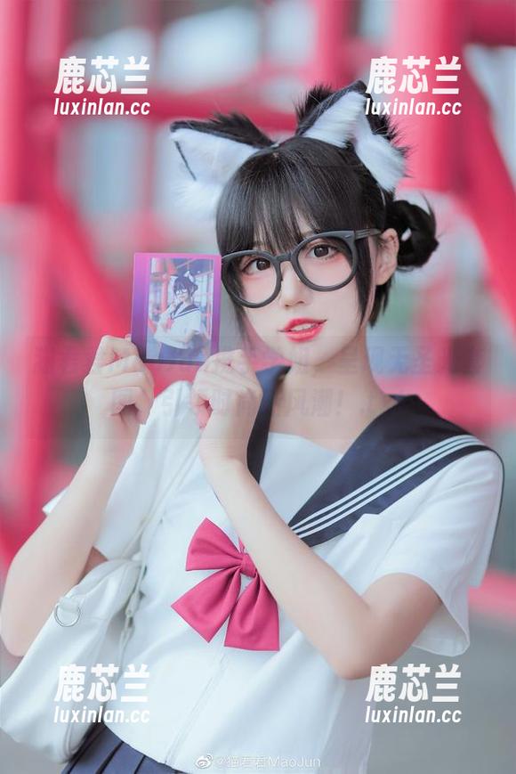 猫君君MaoJun携手学姐，呈现无圣光套图，引领时尚新风潮！.txt