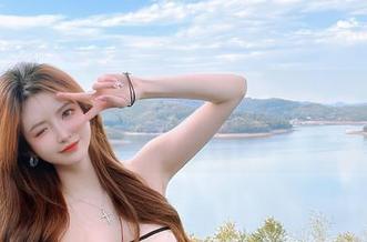 王羽杉空姐写真原图:职场与时尚的完美结合.txt