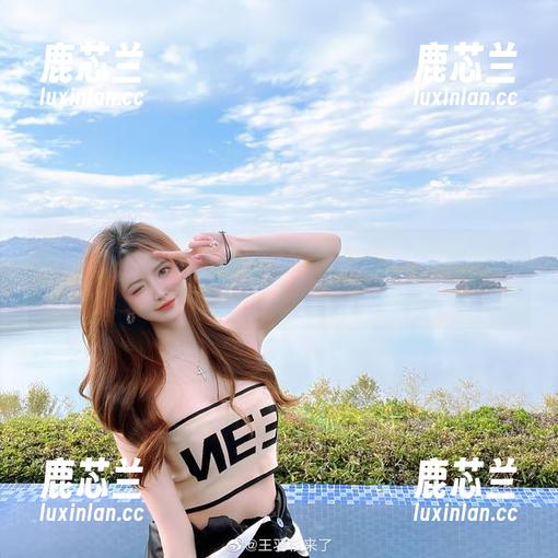 王羽杉空姐写真原图：职场与时尚的完美结合.txt