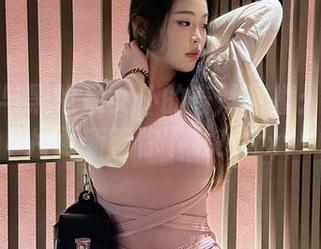 白烨烨与黑枪呆女仆的奇妙碰撞:最新图片更新等你下载!.txt