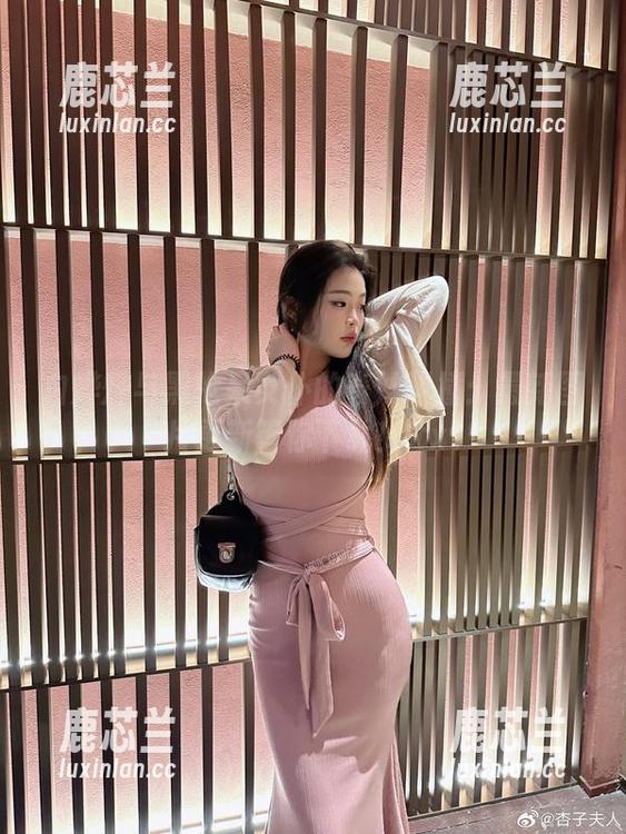 白烨烨 白烨烨与黑枪呆女仆的奇妙碰撞:最新图片更新等你下载!.txt