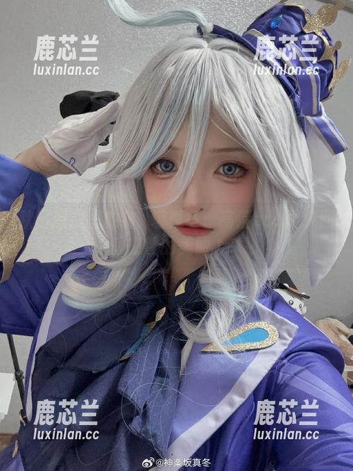 秋日暖屋里的神楽坂真冬：高清cos展现四季交替的美丽.txt