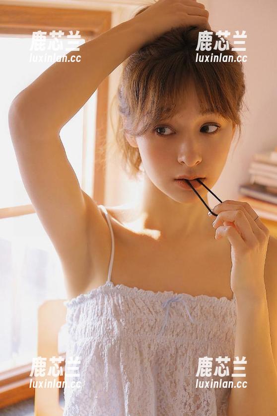 秀人网 - 一起来欣赏HeyuZhang泳池的私密美图，经典作品回顾.txt