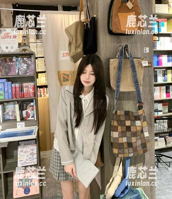 秀人网-允尔 秀人网 - 清爽泳池主题:允尔的原图与吸引力十足的套图献给你.txt