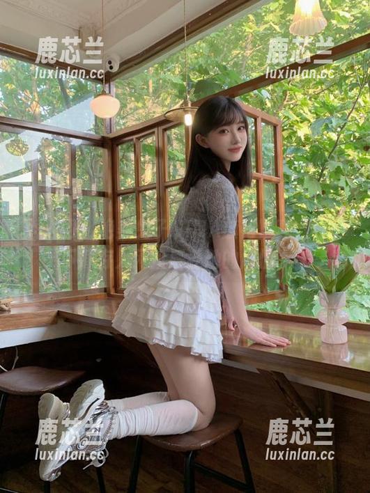 秀人网 - 绝美兔子NINA旗袍写真，赶快下载存入网盘感受她的风情.txt