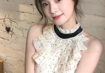 秀人网 - 跟随凌希儿的步伐：最新图库展示她在海边的迷人瞬间.txt