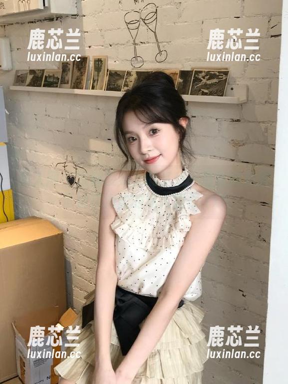 秀人网 - 跟随凌希儿的步伐：最新图库展示她在海边的迷人瞬间.txt