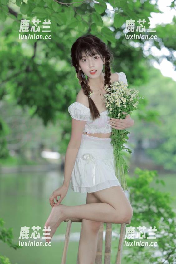 秀人网 - 少女的回眸一瞬：夏旖诺写真作品合集，带你领略摄影的艺术之美.txt