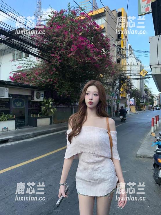 秀人网 - 战姝羽Zina最新连体衣写真合集：带你一探她的时尚生活与个人风格.txt