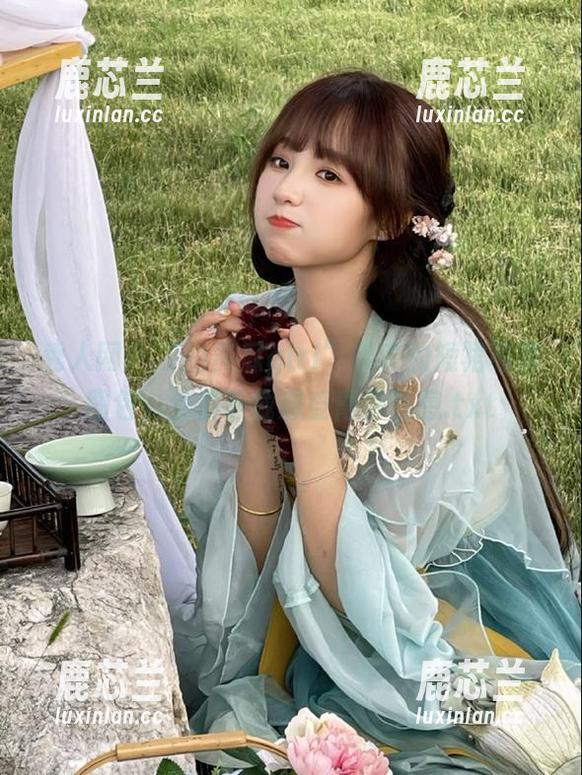 秀人网 - “拍黄瓜girl”带来的短裙写真图包，免费下载感受青春气息.txt