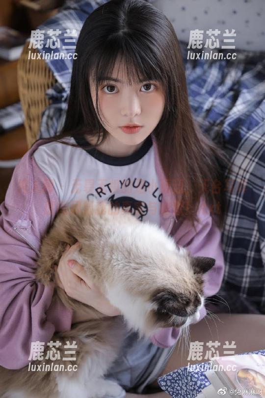 秀人网 - 无畏无惧的是小逗逗，天台写真原图尽显我的真实与幽默！.txt