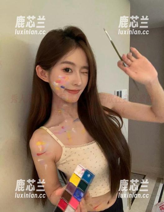 秀人网 - 最新写真集：林子欣在办公室的时尚与专业完美结合.txt