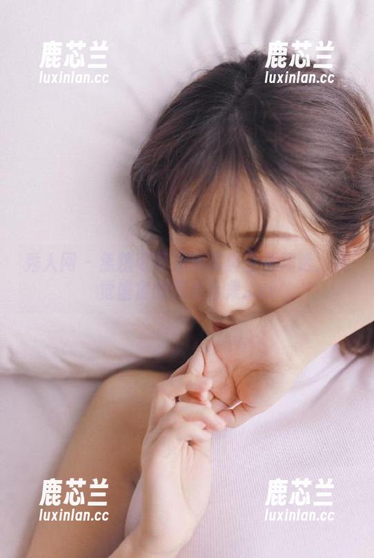 秀人网 - 焦糖可可泳池写真壁纸精选：视觉盛宴的完美合集.txt