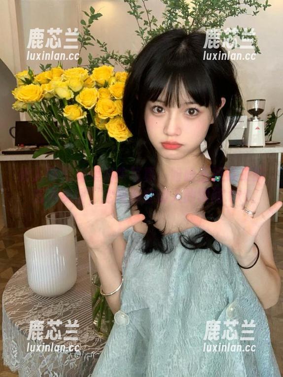 秀人网 - 绝美奶牛写真：盼盼玉奴带来的艺术美图，定格那些动人的瞬间.txt