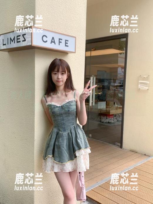 秀人网-谢小蒽 秀人网 - 谢小蒽带你游览圣诞图集精选:捕捉节日的魔法与魅力.txt