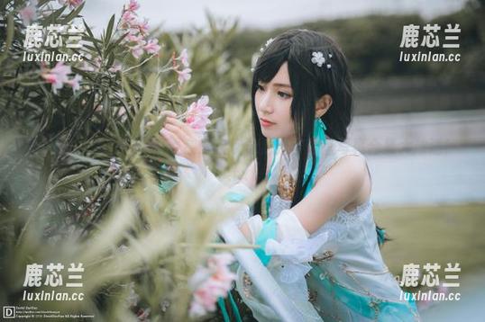 秀人网 - 清凉的夏日诱惑：软软泳池翘臀网盘写真合集大放送！.txt