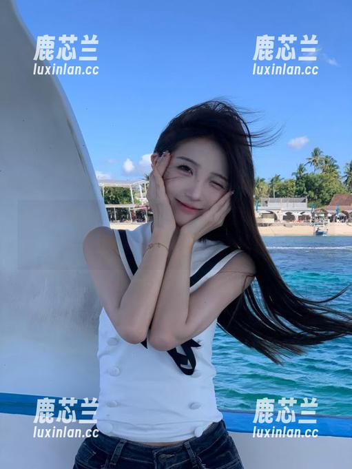 秀人网 - 精选灰丝作品，风景尤美的摄影旅程，探索每一帧的动人故事.txt