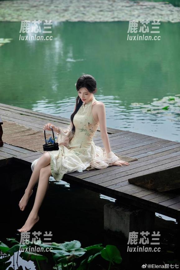 秀人网 - 感受温暖：麻吉小兔子棉袜写真原图全景展示.txt