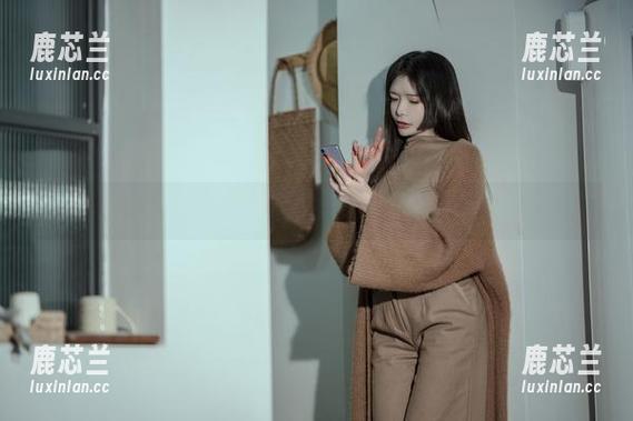 深入万圣节欢庆：秋和柯基的独特原图与图册分享.txt