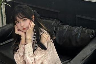 紧急企划 - 一只喵喵梓黑色主题的美图资源,为你提供无尽的灵感与审美享受!.txt