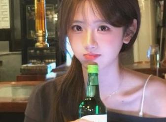 绮梦摄影 - 小艺学妹的写真之旅：享受原图下载，收获生活的小确幸.txt