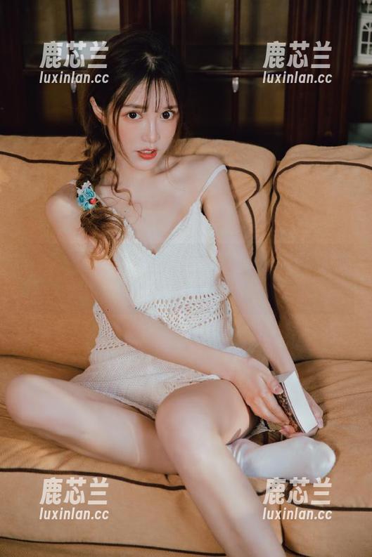 绮梦摄影 - 章章白衬衫精彩套图，完整资源带你进入一个充满灵感的世界！.txt